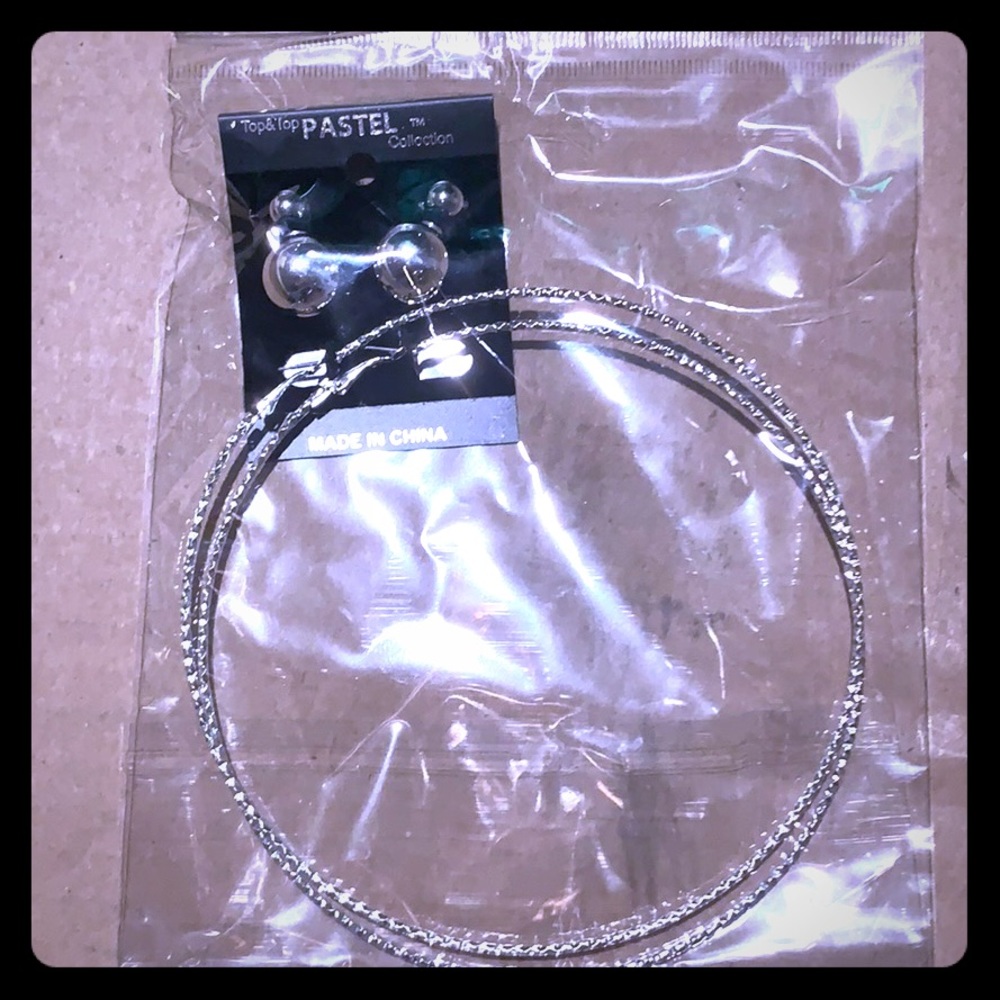Top and top pastel hoop earrings
